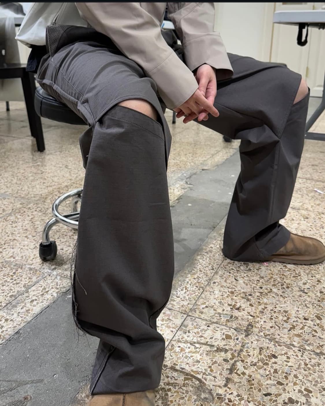 Xlim Ep.5, 10 Trouser