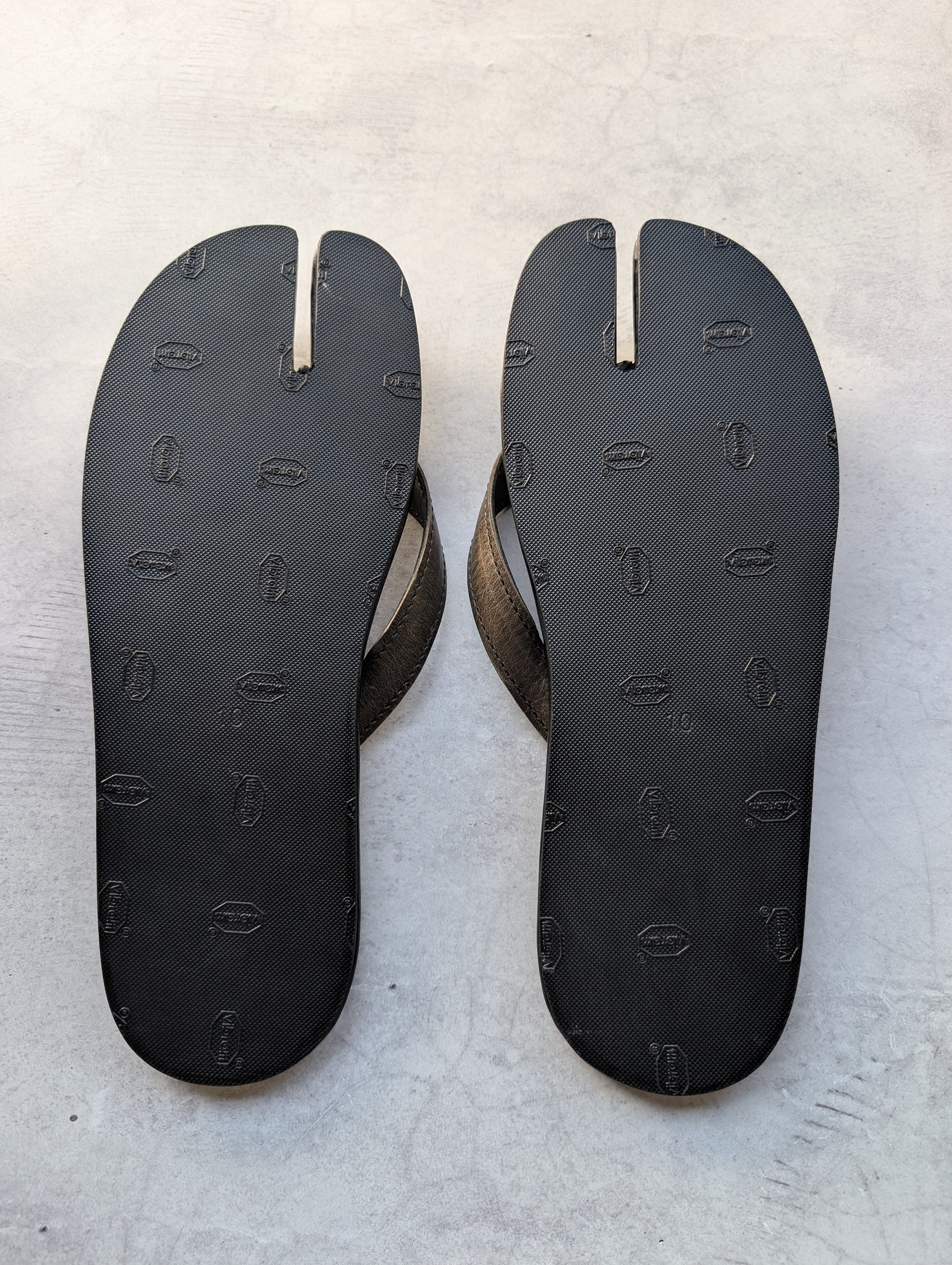MidnightMart Leather Tabi Flip-Flops