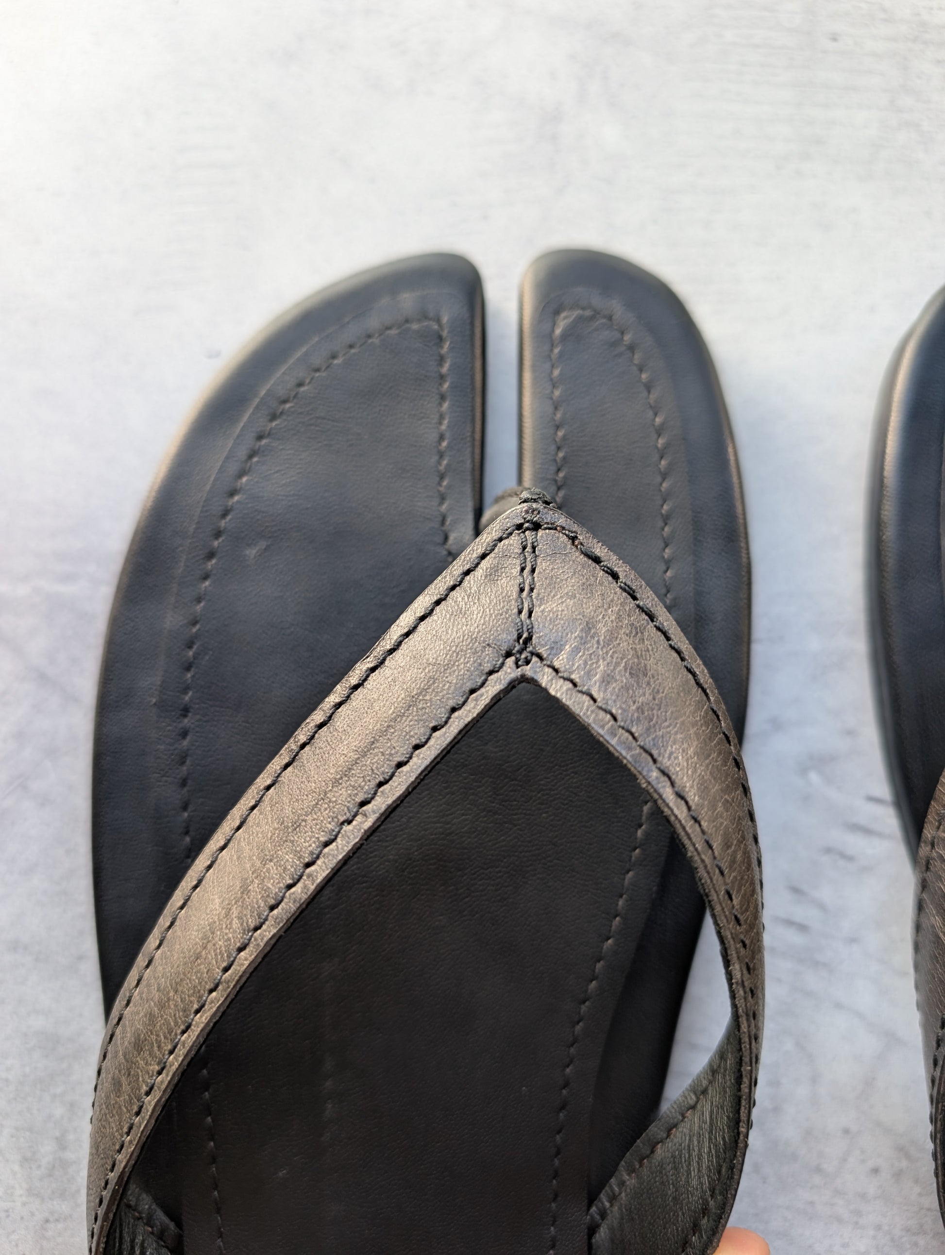 MidnightMart Leather Tabi Flip-Flops