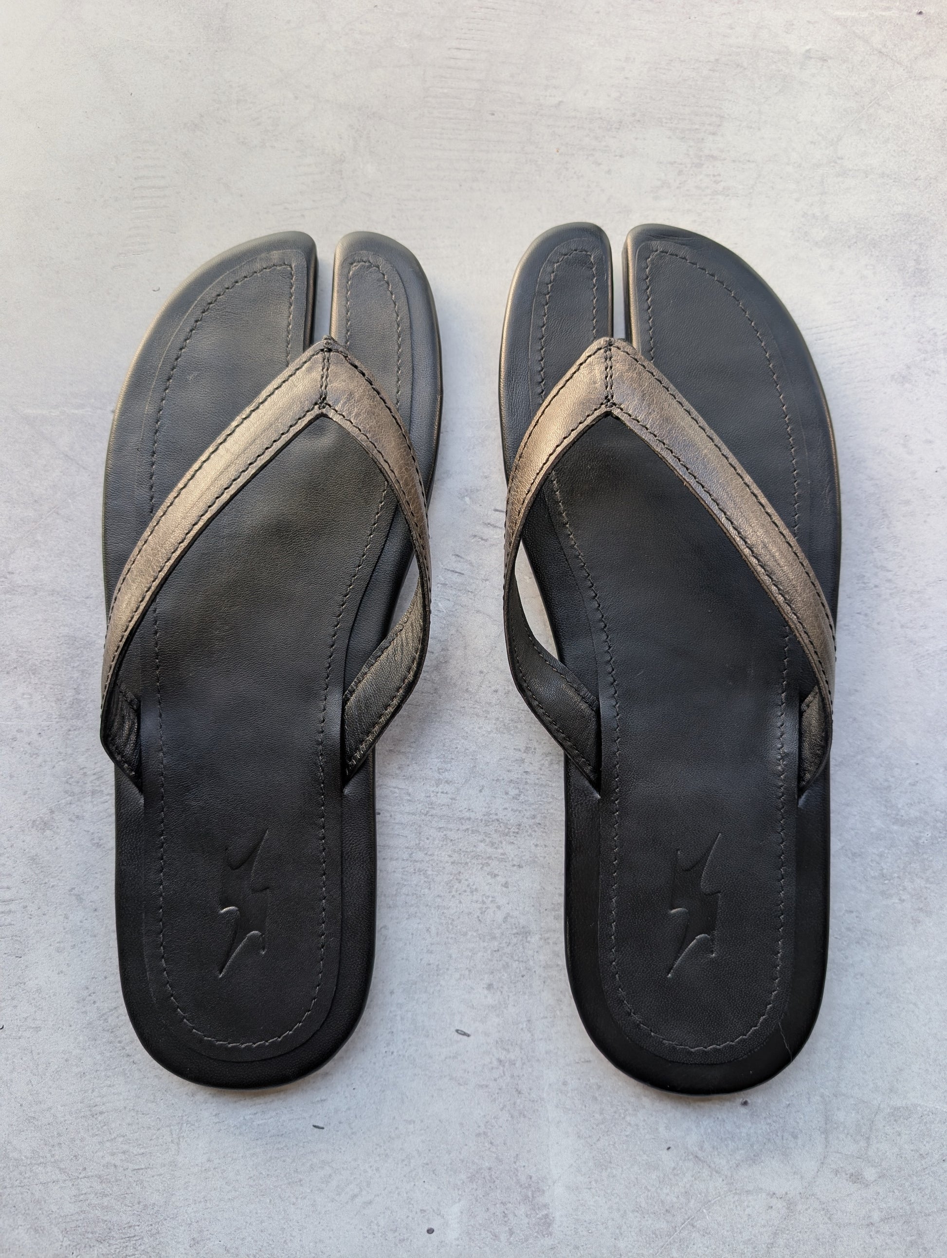 MidnightMart Leather Tabi Flip-Flops