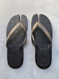 MidnightMart Leather Tabi Flip-Flops
