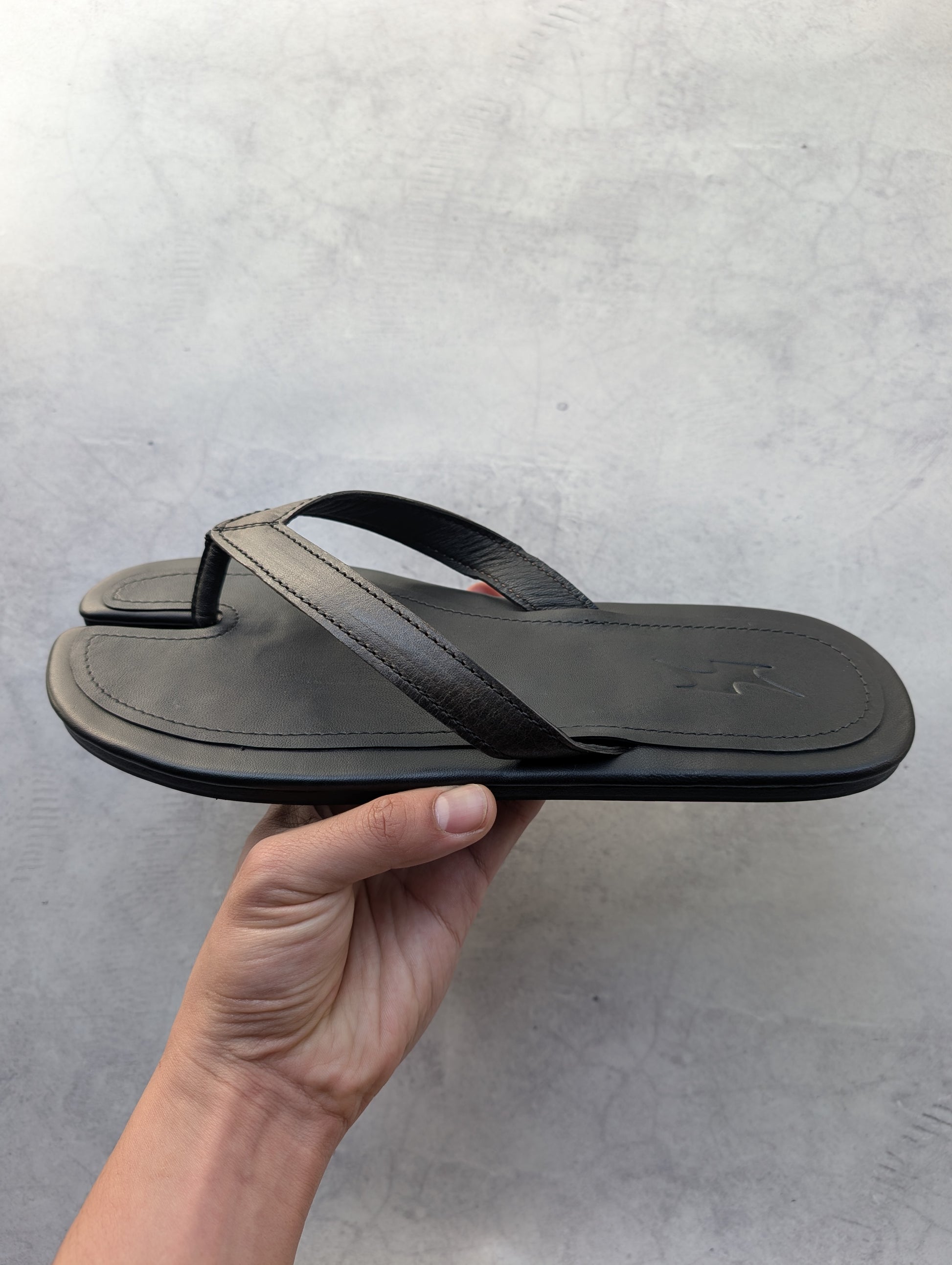 MidnightMart Leather Tabi Flip-Flops